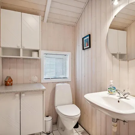 بيت للعطل Lovely 8-person Located Close To A Beautiful Sandy إيبلتوفت