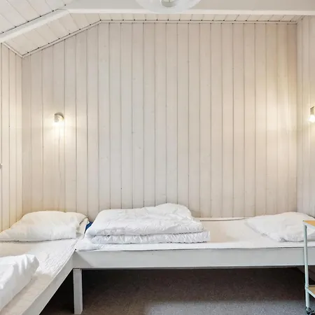 Lovely 8-person Located Close To A Beautiful Sandy بيت للعطل