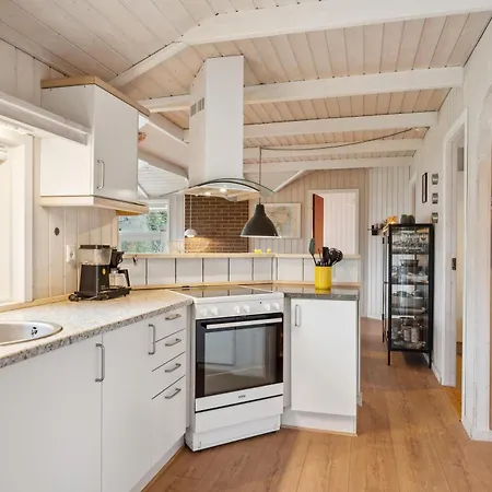 Lovely 8-person Located Close To A Beautiful Sandy بيت للعطل *