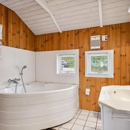 Lovely 8-person Located Close To A Beautiful Sandy بيت للعطل