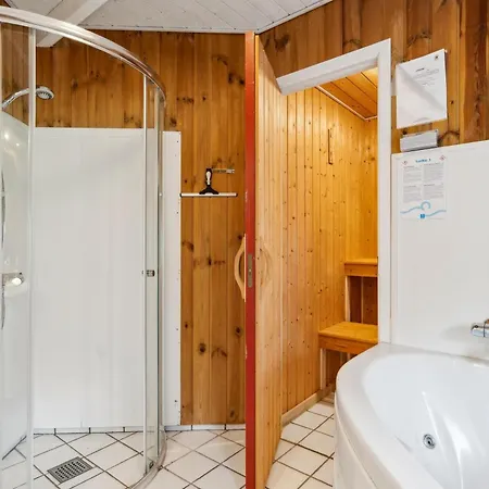Lovely 8-person Located Close To A Beautiful Sandy بيت للعطل